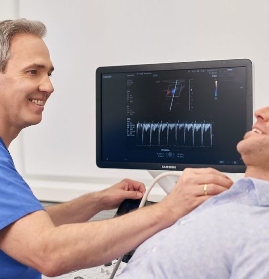 Dr. Kusenack - Privatpraxis für Gefäßchirurgie Düsseldorf - Ultraschall Untersuchung Halsschlagader